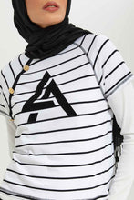 Load image into Gallery viewer, تيشيرت باللون الأبيض والأسود مخطط للنساء