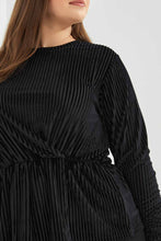 Load image into Gallery viewer, بلوزة بعقدة باللون الأسود للنساء