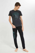 Load image into Gallery viewer, طقم بيجامة مطبوع باللون الأسود و الرمادي للأولاد الكبار