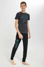 Load image into Gallery viewer, طقم بيجامة مطبوع باللون الأسود و الرمادي للأولاد الكبار