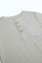 Load image into Gallery viewer, تيشيرت هينلي باللون البيج الفاتح للأولاد الرضَع