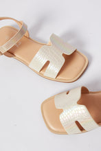 Load image into Gallery viewer, صندل منقوش باللون البيج للفتيات