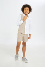 Load image into Gallery viewer, طقم شورت وقميص باللون البيج والأبيض للأولاد الصغار (قطعيتن)