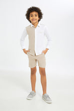 Load image into Gallery viewer, طقم شورت وقميص باللون البيج والأبيض للأولاد الصغار (قطعيتن)