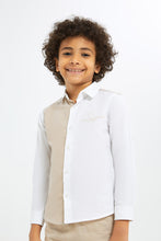 Load image into Gallery viewer, طقم شورت وقميص باللون البيج والأبيض للأولاد الصغار (قطعيتن)