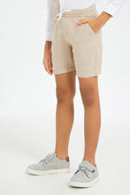 Load image into Gallery viewer, طقم شورت وقميص باللون البيج والأبيض للأولاد الصغار (قطعيتن)