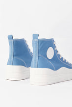 Load image into Gallery viewer, حذاء برباط أزرق اللون للنساء