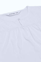 Load image into Gallery viewer, بلوزة مزينة باللون الأبيض للبنات الرضع