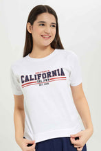 Load image into Gallery viewer, تيشيرت مطبوع باللون الأبيض للبنات الكبار