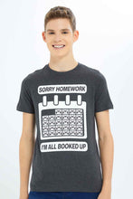 Load image into Gallery viewer, تيشيرت باللون الرمادي الداكن بطبعة للأولاد الكبار