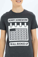 Load image into Gallery viewer, تيشيرت باللون الرمادي الداكن بطبعة للأولاد الكبار