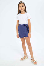 Load image into Gallery viewer, تنورة شورت بربطة باللون الكحلي للبنات الصغار