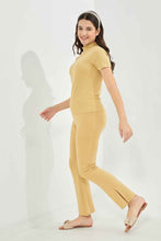 Load image into Gallery viewer, تيشيرت برقبة عالية باللون البيج للبنات الكبار