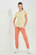 Load image into Gallery viewer, تيشيرت باللون الأصفر مطبوع للبنات الكبار
