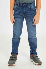 Load image into Gallery viewer, بنطلون جينز بقصة مستقيمة باللون الأزرق للأولاد الصغار