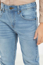 Load image into Gallery viewer, بنطلون جينز بقصة مستقيمة باللون الأزرق للأولاد الصغار
