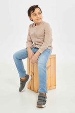 Load image into Gallery viewer, بنطلون جينز بقصة مستقيمة باللون الأزرق للأولاد الصغار