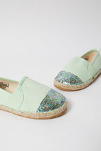 Load image into Gallery viewer, حذاء باللون الأخضر اللامع للبنات