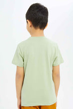 Load image into Gallery viewer, تيشيرت زيتي بطبعة للأولاد الصغار