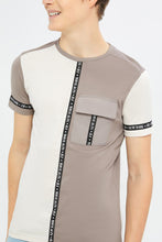 Load image into Gallery viewer, تيشيرت مزين باللون الرمادي والأبيض للأولاد الكبار