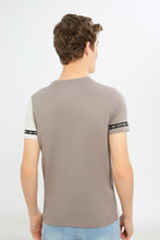 Load image into Gallery viewer, تيشيرت مزين باللون الرمادي والأبيض للأولاد الكبار
