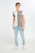 Load image into Gallery viewer, تيشيرت مزين باللون الرمادي والأبيض للأولاد الكبار