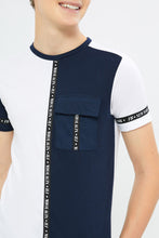 Load image into Gallery viewer, تيشيرت مطبوع باللون الكحلي و الأبيض للأولاد الكبار