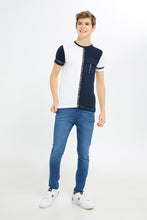 Load image into Gallery viewer, تيشيرت مطبوع باللون الكحلي و الأبيض للأولاد الكبار