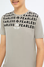 Load image into Gallery viewer, تيشيرت مطبوع باللون الرمادي للأولاد الكبار