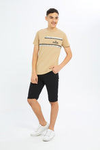 Load image into Gallery viewer, تيشيرت باللون البيج بخطين باللون الذهبي للأولاد الكبار