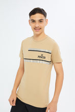 Load image into Gallery viewer, تيشيرت باللون البيج بخطين باللون الذهبي للأولاد الكبار