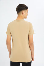 Load image into Gallery viewer, تيشيرت باللون البيج بخطين باللون الذهبي للأولاد الكبار