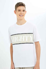 Load image into Gallery viewer, تيشيرت واسع مطبوع باللون البيج للأولاد الكبار