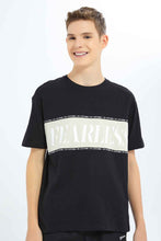 Load image into Gallery viewer, تيشيرت واسع مطبوع باللون الأسود للأولاد الكبار