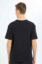 Load image into Gallery viewer, تيشيرت واسع مطبوع باللون الأسود للأولاد الكبار