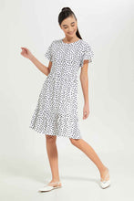 Load image into Gallery viewer, فستان مطبوع باللون الأبيض للبنات الكبار