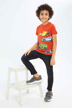 Load image into Gallery viewer, تيشيرت بطباعة باللون الأحمر للأولاد الصغار