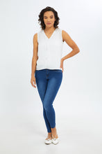 Load image into Gallery viewer, بلوزة باللون الأبيض بدون أكمام للنساء