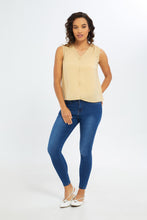 Load image into Gallery viewer, بلوزة باللون البيج بدون أكمام للنساء