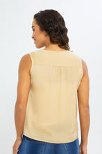 Load image into Gallery viewer, بلوزة باللون البيج بدون أكمام للنساء