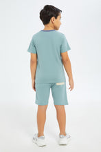 Load image into Gallery viewer, طقم تيشيرت وشورت باللون الأزرق للأولاد الصغار (قطعتين)