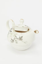 Load image into Gallery viewer, طقم شاي بطبعة زهور بيضاء (3 قطع)