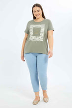 Load image into Gallery viewer, تيشيرت مطبوع باللون الرمادي للنساء بمقاسات كبيرة