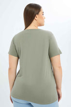 Load image into Gallery viewer, تيشيرت مطبوع باللون الرمادي للنساء بمقاسات كبيرة