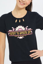 Load image into Gallery viewer, تيشيرت بطبعة باللون الأسود للبنات الكبار