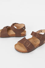 Load image into Gallery viewer, صندل باللون البني للأولاد الصغار