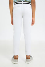 Load image into Gallery viewer, بنطلون مع حزام باللون الأبيض للأولاد الصغار