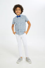 Load image into Gallery viewer, قميص مطبوع باللون الأبيض و الأزرق مع ربطة عنق فيونكة للأولاد الصغار