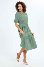 Load image into Gallery viewer, فستان مكشكش باللون الزيتي للنساء