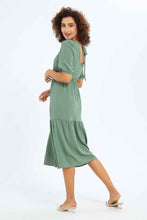 Load image into Gallery viewer, فستان مكشكش باللون الزيتي للنساء